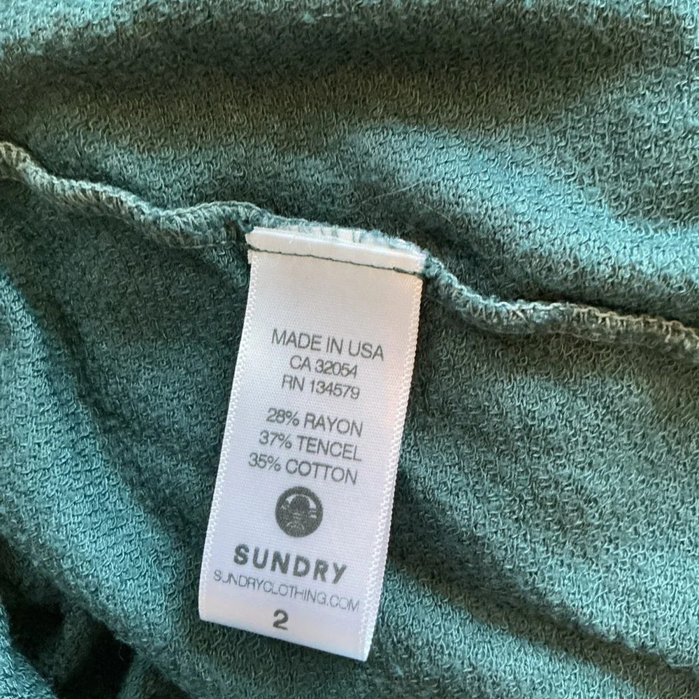 NWOT Sundry Women’s Green Light Sweatshirt Palm Tree Pine Trees Graphic Size 2/M - Picture 6 of 7